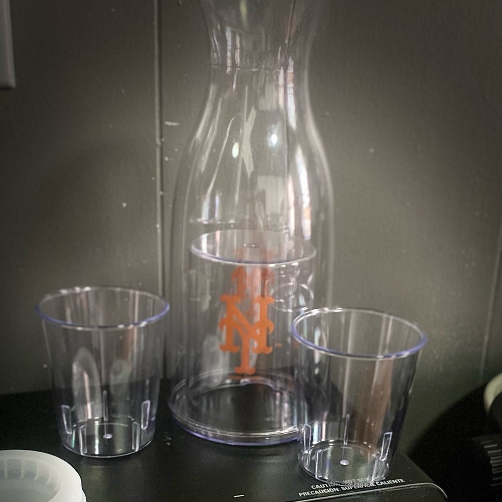 New York Mets Wine Carafe with stored cups - Picture 2 of 2